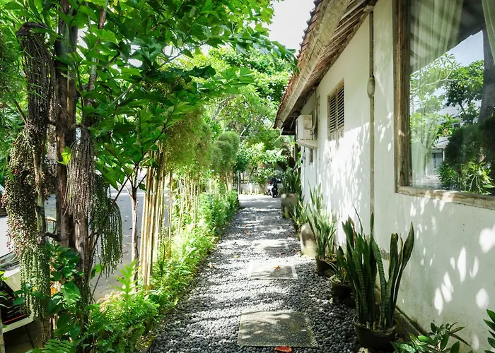 Urbanview Wayan Mansion